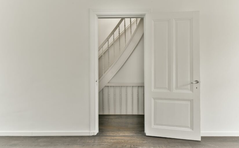 Get it Right: Essential Steps for Hanging a Door Successfully